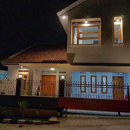 Guesthouse - Lubna Homestay Kuningan Kültér fotó