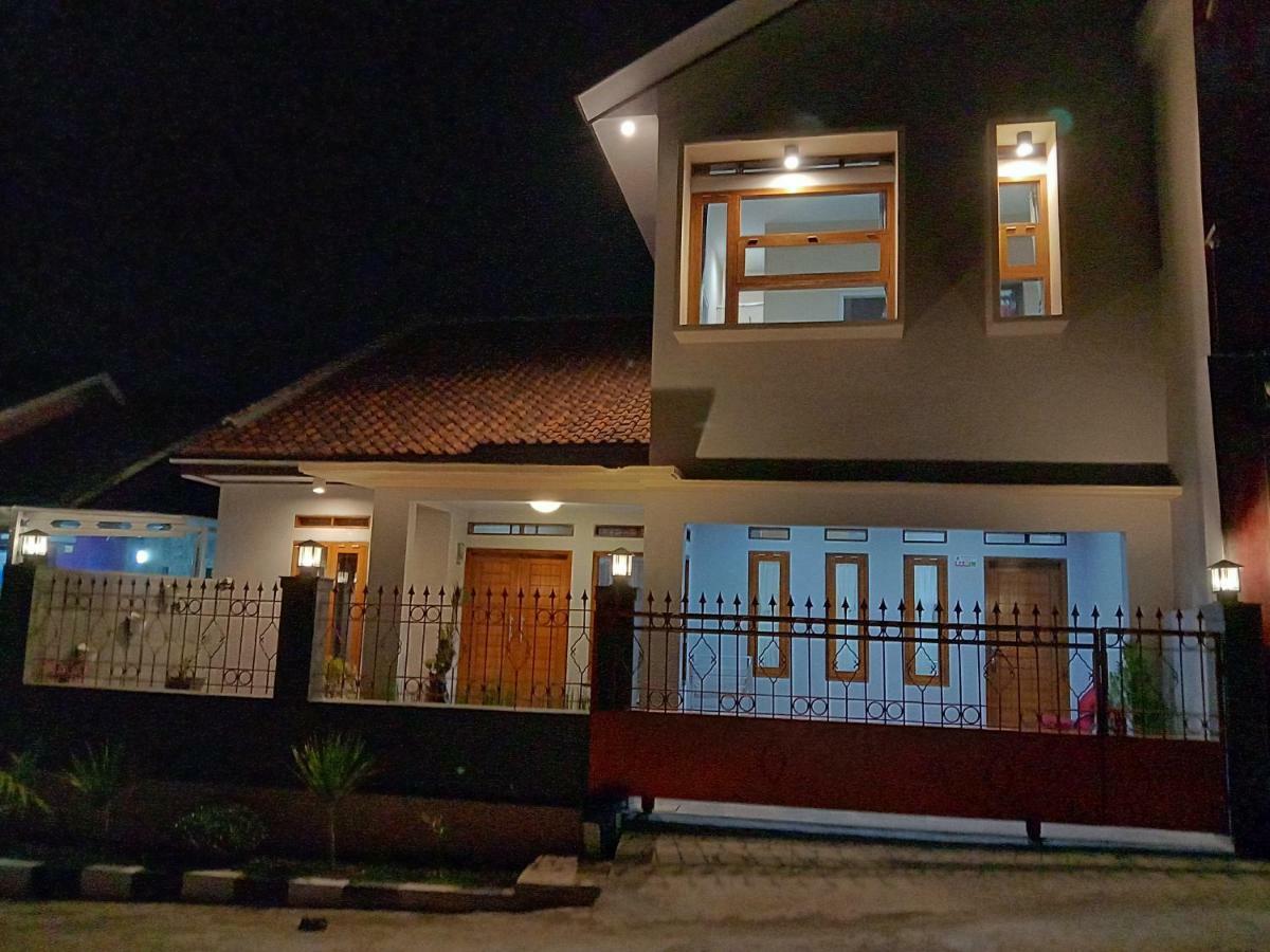 Guesthouse - Lubna Homestay Kuningan Kültér fotó