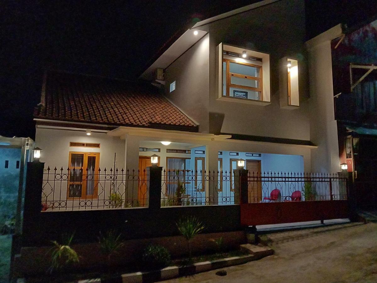 Guesthouse - Lubna Homestay Kuningan Kültér fotó